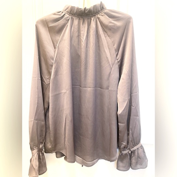 NWT Ann Taylor Beautiful Silky Blouse Size M - Picture 5 of 8
